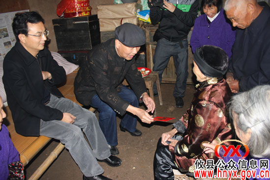 罗桂文一行为皇图岭镇界联村百岁老人丁秋秀祝寿