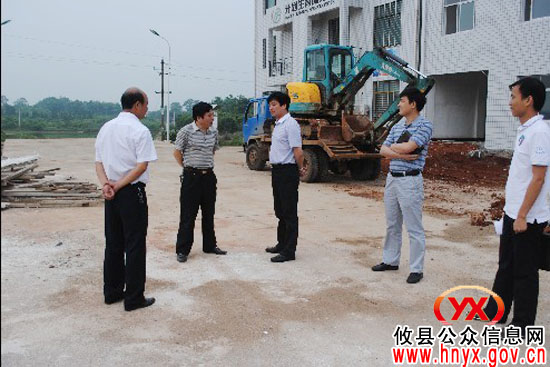 谭伟生一行到莲塘坳镇视察指导工作