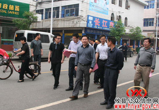【三创四化】熊炜一行上街规劝临街业主经营不出店