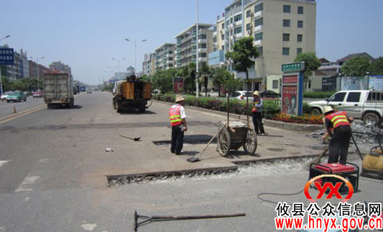 攸县市政园林全力抢修县城区破损路面