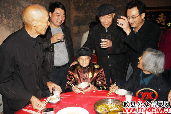 罗桂文一行为皇图岭镇界联村百岁老人丁秋秀祝寿