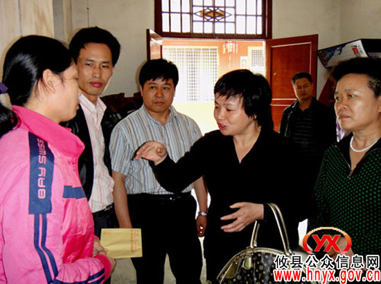汤小红、黄清秀一行到部分乡镇走访慰问计生家庭