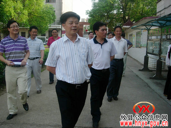陈运发一行到菜花坪镇高和中学调研工作