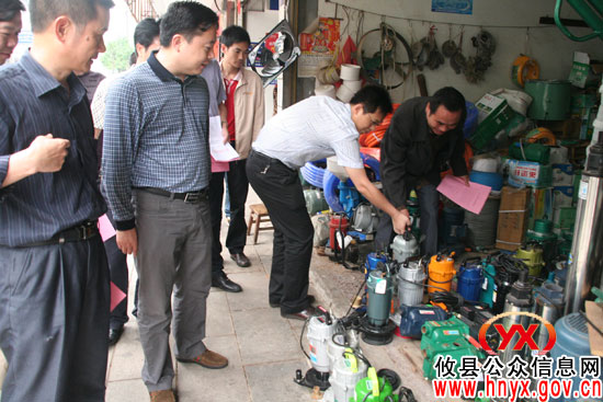 【三创四化】熊炜一行上街规劝临街业主经营不出店