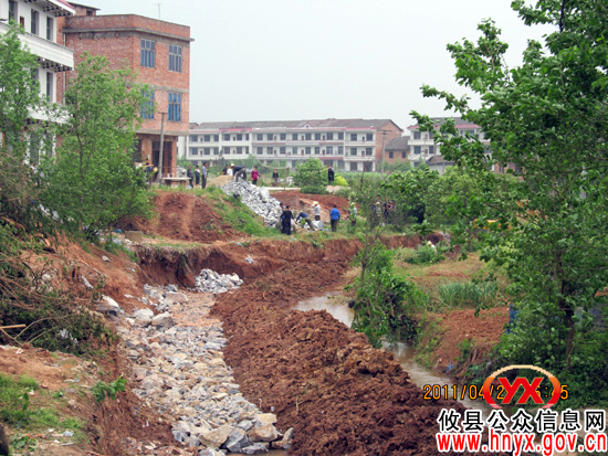 攸县石羊塘镇促进“烟花”发展 拓宽“林虎”公路