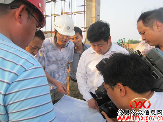 邝邹飞视察桐坝电站时强调：要确保9月份如期发电