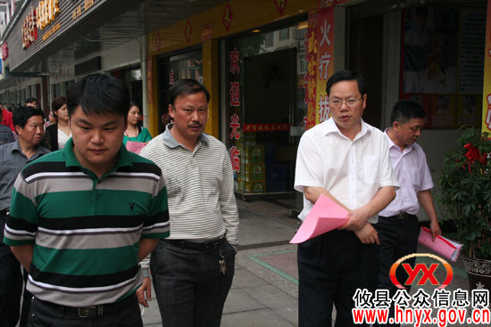 【三创四化】谭智勇一行上街规劝引导市民摈弃陋习