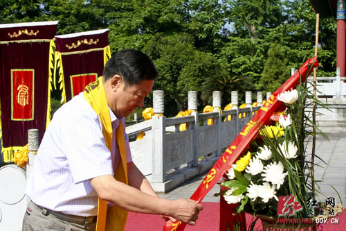 储波一行来炎祭祀始祖炎帝