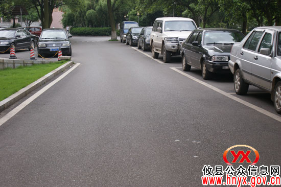 昨日下午，攸县政府机关院内各单位开展大扫除