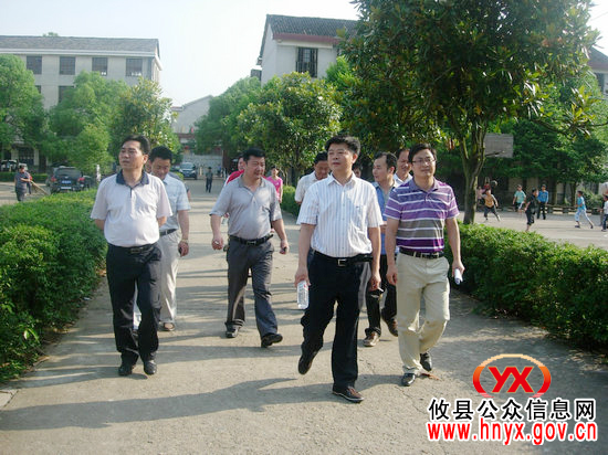 陈运发一行到菜花坪镇高和中学调研工作