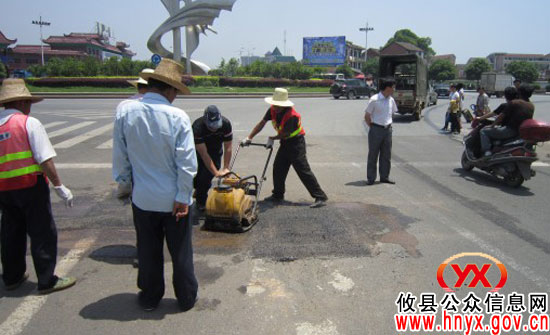 攸县市政园林全力抢修县城区破损路面