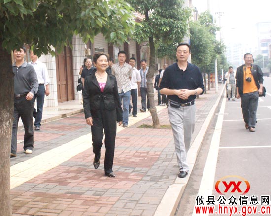 【三创四化】夏玉珠一行上街参与规范卫生、交通秩序