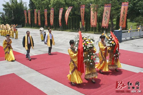 上海虹桥商务区管委会党组书记薛全荣一行来炎祭祀始祖炎帝