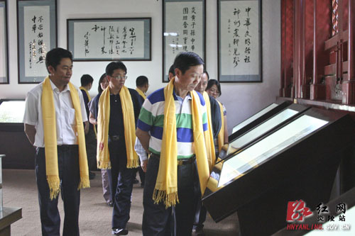 上海虹桥商务区管委会党组书记薛全荣一行来炎祭祀始祖炎帝