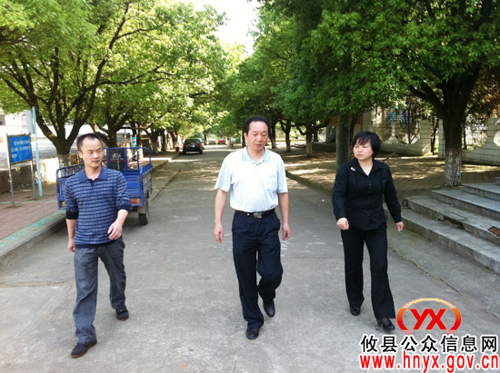 汤小红到生物中专走访看望党外领导干部
