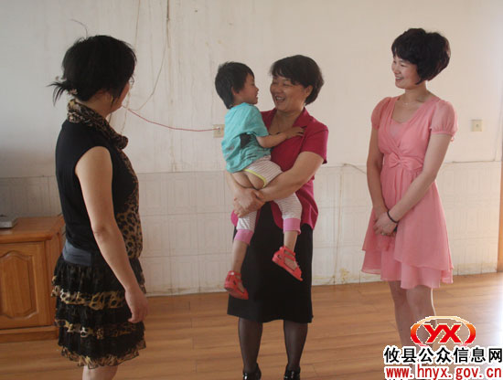 庆祝“六&middot;一”：谈湘旭一行专程到福利院、“特校”看望孩子们
