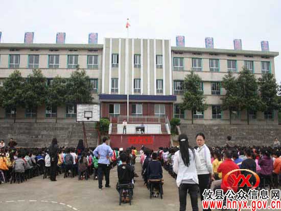 攸县酒埠江镇中学举行交通安全知识讲座