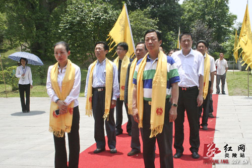 上海虹桥商务区管委会党组书记薛全荣一行来炎祭祀始祖炎帝