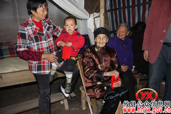 罗桂文一行为皇图岭镇界联村百岁老人丁秋秀祝寿