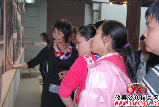 攸县明阳学校学生在博物馆进行入团宣誓仪式