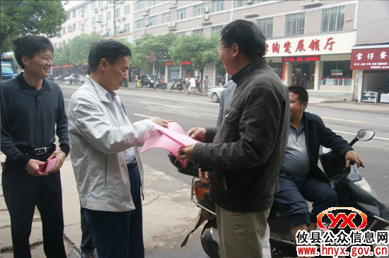 【三创四化】颜建斌一行上街规劝市民有序停放车辆