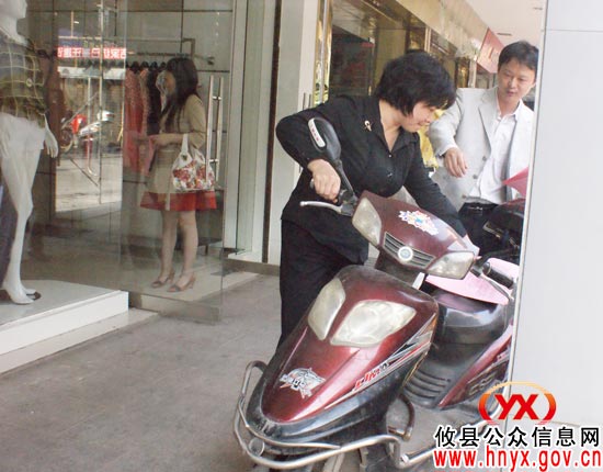 汤小红一行到步行街规劝 引导业主实现“六无”目标