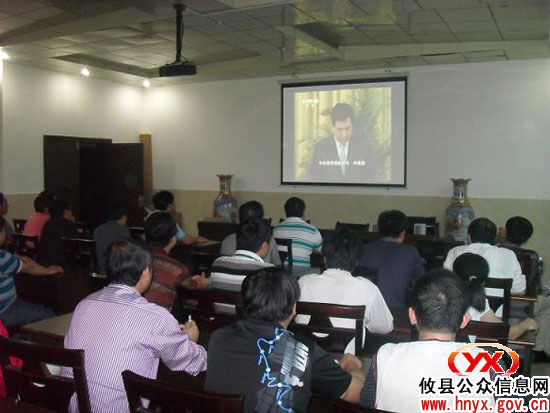 攸县鸾山镇组织政府机关干部集中学习杨善洲事迹