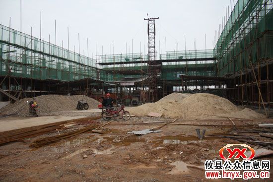 颜建斌一行到上云桥镇视察寄学制学校建设情况