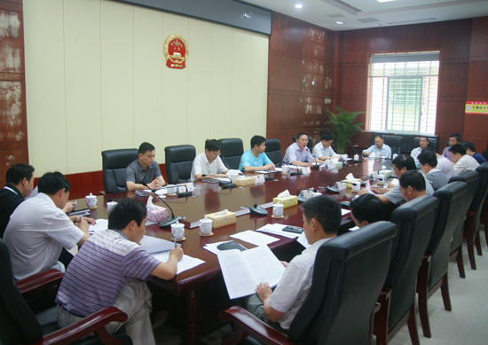 邝邹飞一行就县第十一次党代会召开到县人大常委会征求意见