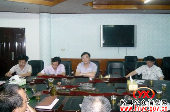 谭小宁一行到县安监局调研指导安全生产工作