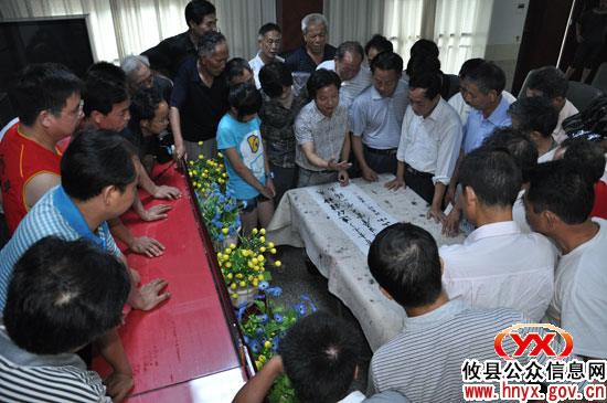 中国书协会员、兰亭奖获得者谭必清应邀来攸县授课
