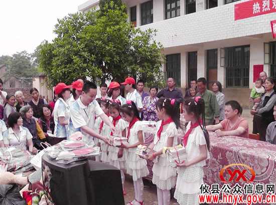 庆祝“六&middot;一”：市天元区义工联合会到渌田镇五丰小学进行现场捐赠