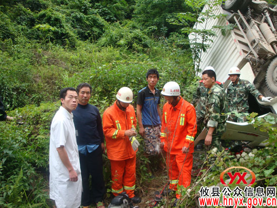 货车坠入深山沟　攸县消防紧急营救被困驾驶员