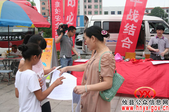攸县人防办组织工作人员上街宣传《人民防空法》