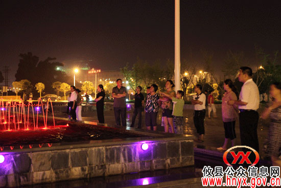 【“党代会”花絮】今晚，邝邹飞与县党代表一道在县城看夜景
