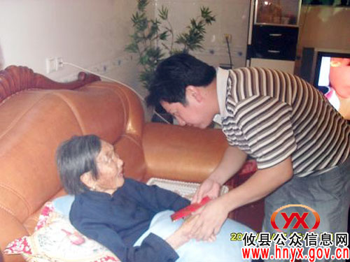 攸县鸾山镇有关负责人看望“百岁”老人刘蒲秀
