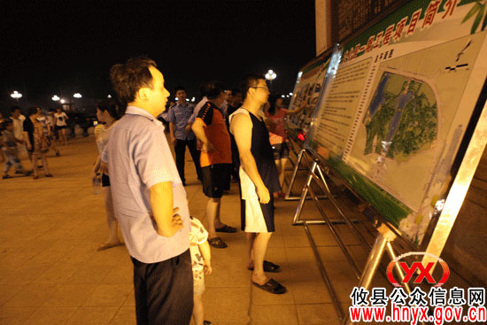 【“党代会”花絮】今晚，邝邹飞与县党代表一道在县城看夜景