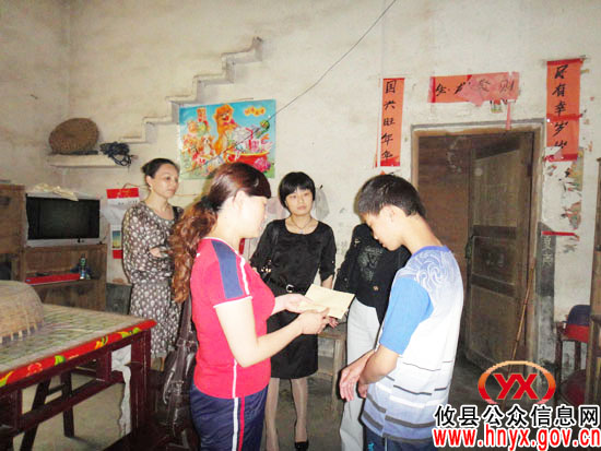 攸县房产局派员到渌田镇群力村走访慰问一贫困少年