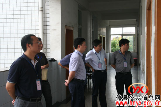 唐卫湘、熊炜一行巡视全县2011年公招中小学教师面试工作