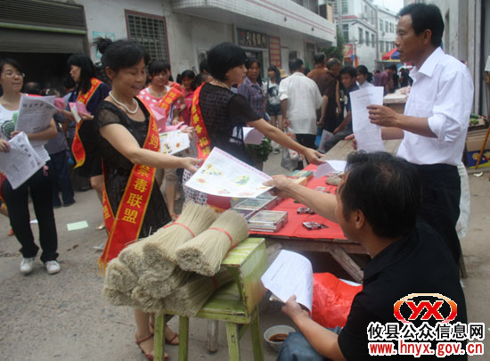 攸县妇联在丫江桥镇开展法律法规宣传活动