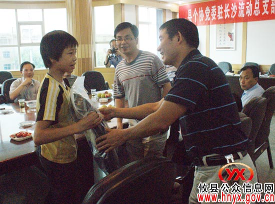 攸县个协党委驻长沙流动总支部举行“1 1”帮扶活动捐赠仪式