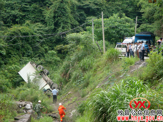货车坠入深山沟　攸县消防紧急营救被困驾驶员