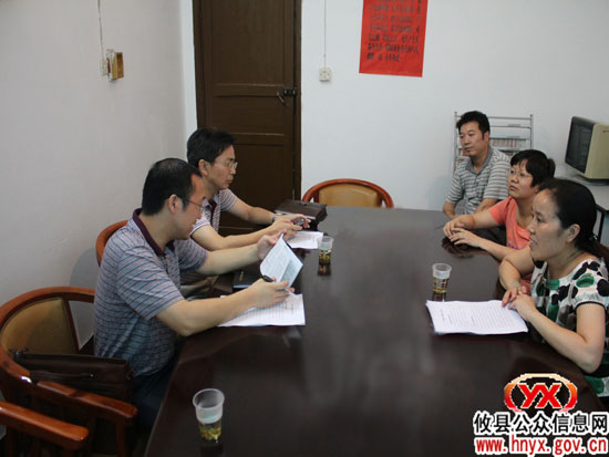 唐卫湘一行到县老干局、县编办进行工作调研