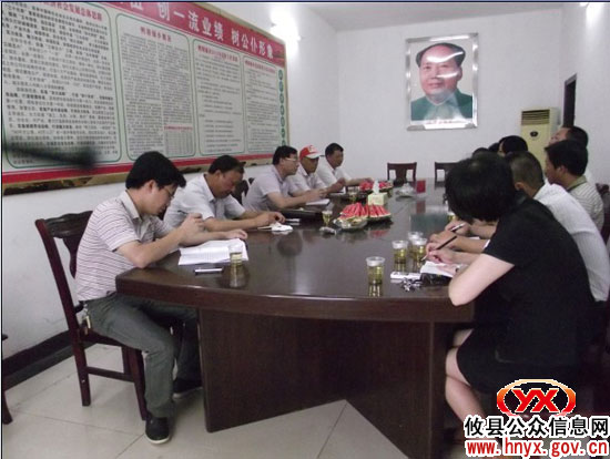 谭小宁一行到鸭塘铺乡进行《农业法》执法检查工作调研
