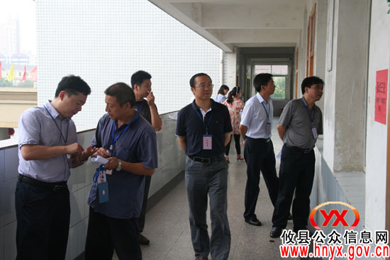 唐卫湘、熊炜一行巡视全县2011年公招中小学教师面试工作