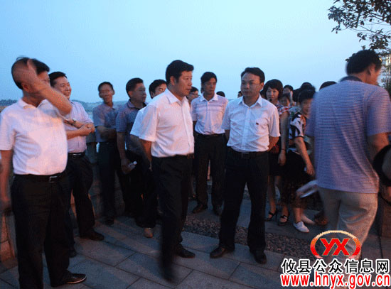 【“党代会”花絮】今晚，邝邹飞与县党代表一道在县城看夜景