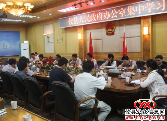 攸县人民政府办公室工作人员昨晚集中进行“充电”