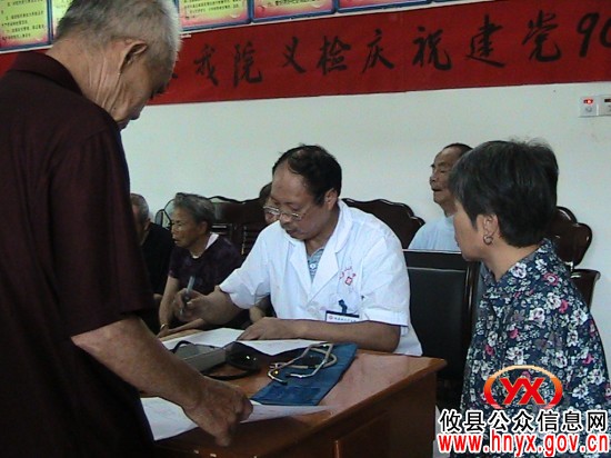 攸县鸾山镇卫生院组织党员为孤寡老人开展义诊活动