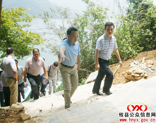 胡湘之、文斌一行视察宁排公路与酒仙湖景区建设