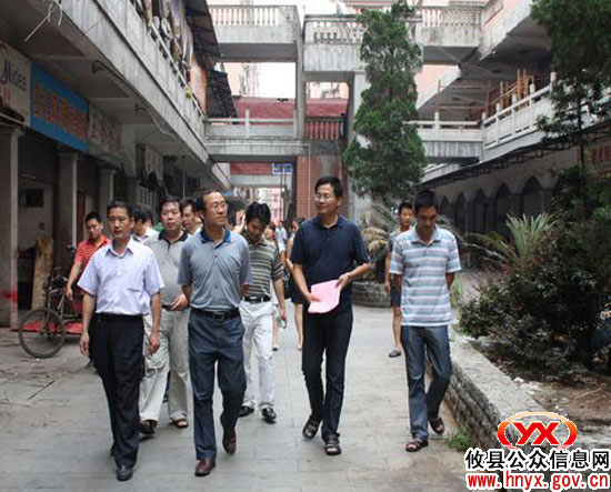 唐卫湘一行上街参与“三创四化”规劝活动